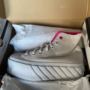 Platform Converse: never worn size 6.5 women’s.
